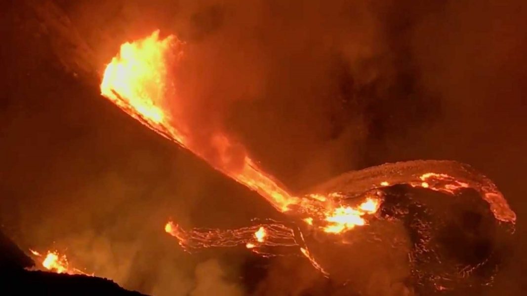 Volcán Kilauea hace erupción en Hawái; así es la impresionante columna de lava y ceniza
