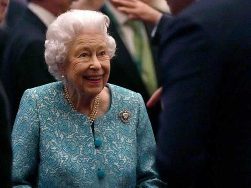 Reina Isabel vuelve a su escritorio tras primera noche en el hospital en años