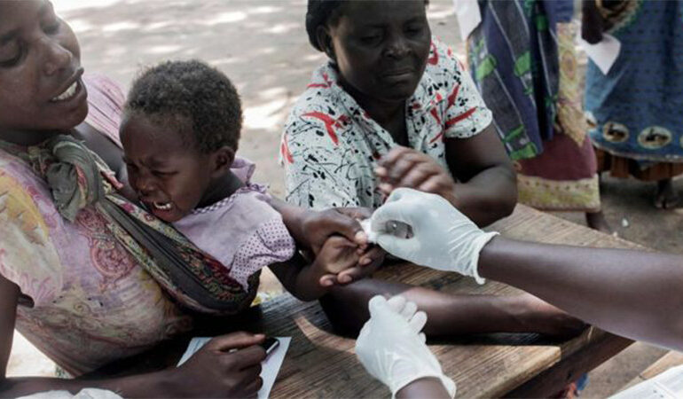 OMS aprueba de una segunda vacuna contra la malaria en niños de África